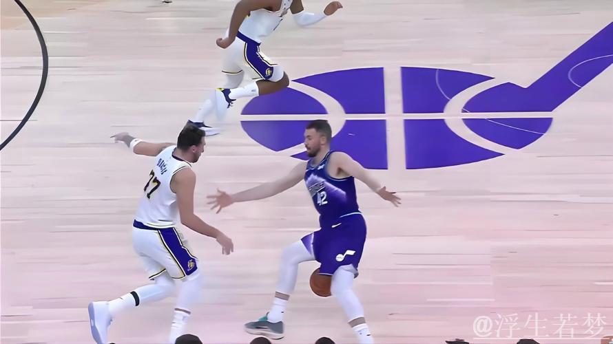 东契奇妙传助攻 海斯空接炸筐 东契奇妙传助攻 海斯空接炸筐