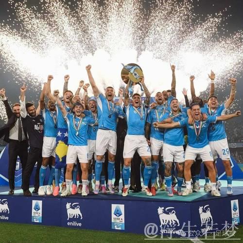 那不勒斯夺冠庆典✨全队欢呼将功勋教练孔蒂高高抛起